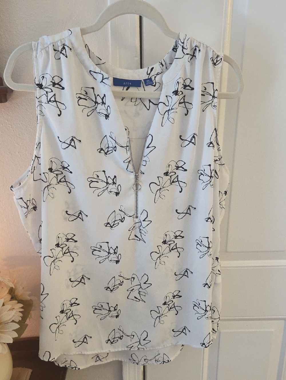 Apt. 9 White Sleeveless V-Neck Zip Floral Sketch Top